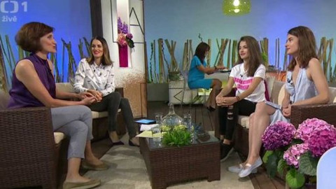 Bůh s námi – od defenestrace k Bílé hoře - Sara Sandeva a Eva Josefíková v Sama doma