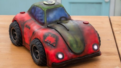 Peče celá země - Podívejte se na přípravu pojízdného dortu