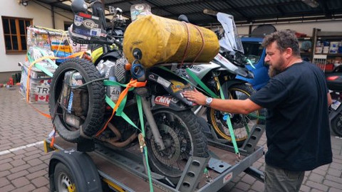 Po jedné stopě - Balení do Afriky