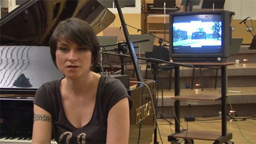 Rodina je základ státu - Jak Lenka Dusilová nahrávala úvodní píseň