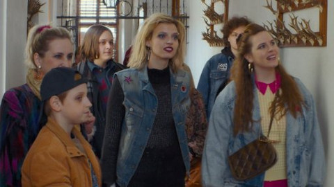 Aristokratka ve varu - Trailer