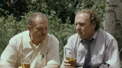 Ještě žiju s věšákem, plácačkou a čepicí - Trailer