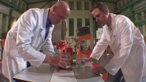 Štěpení atomu ve sklenici vody