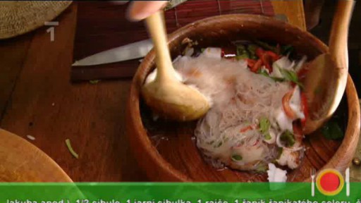 Salát s nudlemi a mořskými plody