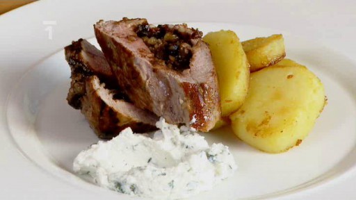 Vepřová panenka plněná sušenými švestkami s bylinkovými brambory