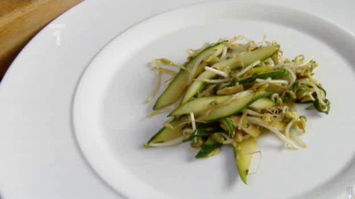 Hermelín v hnízdečku z klíčků a cukety