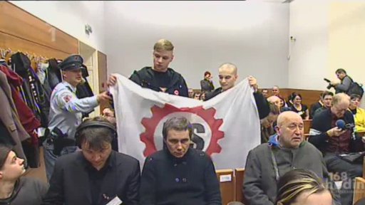 Ve stínu hákového kříže