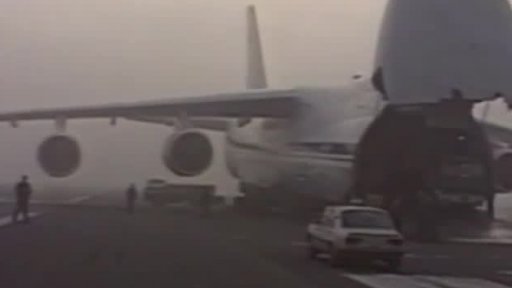 Letoun Ruslan přivezl spotřební zboží