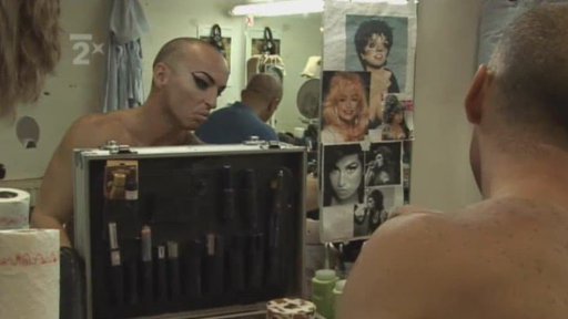 Portrét: Colby Belmond v kabaretu Pulverfass