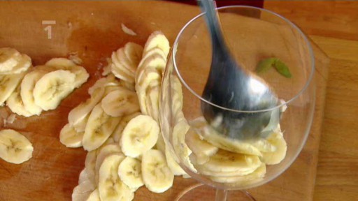 Banány s bazalkovým cukrem a zakysanou smetanou