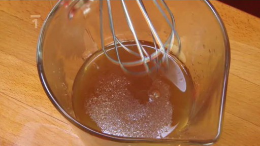 Želatina ze zeleného čaje s piniovými oříšky a rozinkami