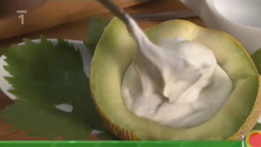 Zakysaná smetana s medem a ořechy