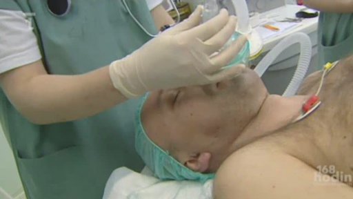 Místo kostí titanový implantát