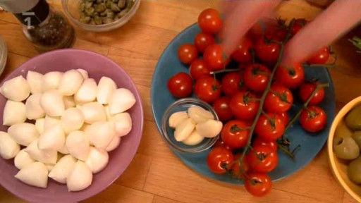 Tomatovo−sýrový špíz s bylinkovým dresinkem
