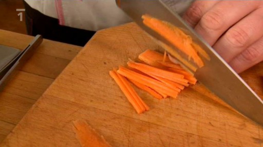 Pikantní kuřecí stehýnka (marinovaná v zázvoru a teriyaki omáčce se skleněnými nudlemi)