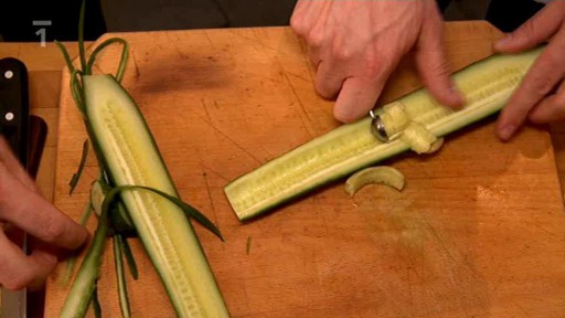 Okurkový špalíček plněný rajčatovo-ančovičkovou salsou