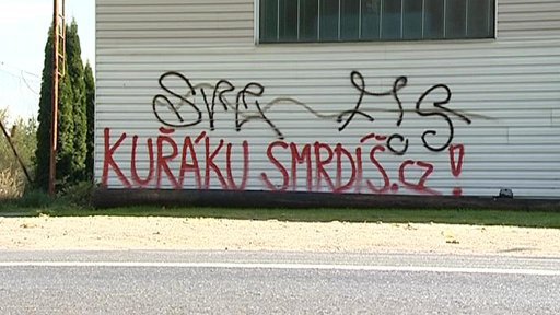 Jihlavu a další města v zemi zaplavují nápisy proti kuřákům.