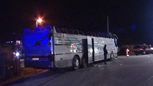 Páteční nehodu autobusu na Českokrumlovsku, při které byly zraněny tři desítky lidí, budou řešit rakouské soudy