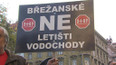 Demonstrace proti letišti Vodochody před krajským úřadem