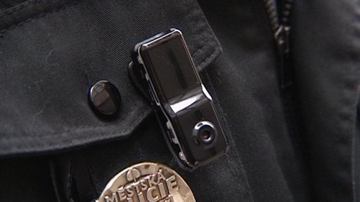 Ústečtí strážníci uklidňují výtržníky pomocí miniaturních kamer