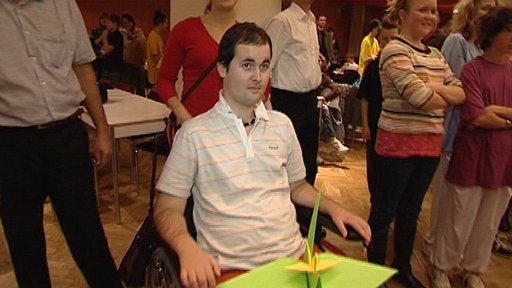 Spolužáci pomáhají ochrnutému kamarádovi