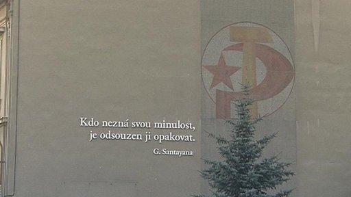 Ze socialistické mozaiky na náměstí v Semilech se stal jakýsi antipamátník komunismu.