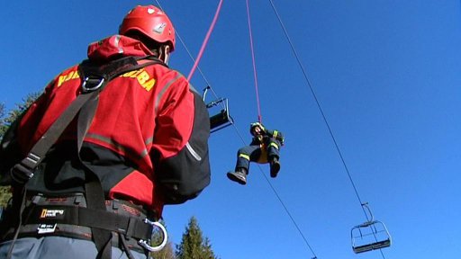 Záchranáři cvičili evakuaci lidí z lanovky