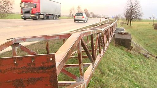 Zřícená konstrukce s dopravním značením