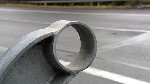 Zloději ukradli desítky metrů zábradlí na mostech