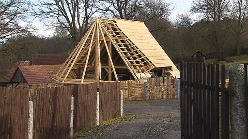 Do skanzenu ve Vysokém Chlumci přibyla stodola z roku 1662