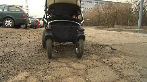 Nebezpečná ulice k novému sídlišti