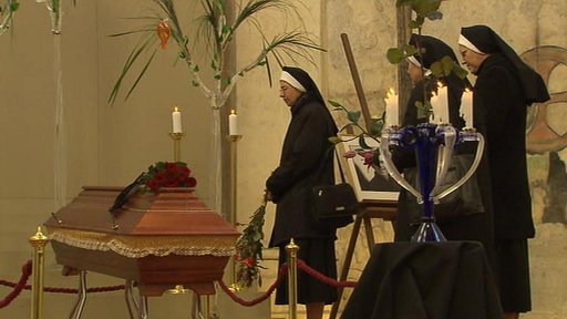 Až do čtvrtka bude rakev vystavena ve Vladislavském sále.