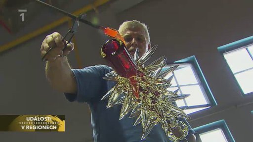 Křišťálová váza z barevného skla ozdobou smutečního obřadu Václava Havla