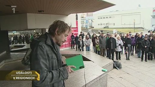 V Mostě uctili památku prezidenta Václava Havla na schodech vedoucích k městskému divadlu