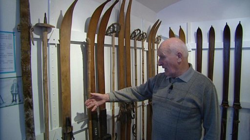 V trutnovském muzeu vystavují staré lyže, sáně i brusle na sníh