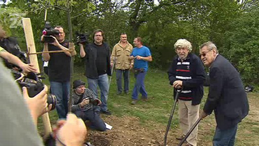 Miloš Forman a Miroslav Ondříček sázejí stromy