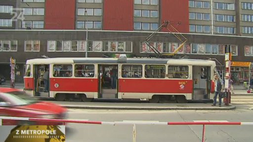 Reklama na erotický podnik umístěná u školy na Žižkově