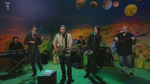 Hary Šoumen a Muf uvádějí poslední část rozhovoru s kapelou Poletíme?, která na rozloučenou zahraje píseň Hvězda padá.