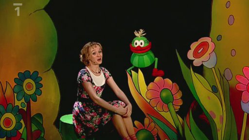 Muf se snaží Kláru přimět, aby se postavila na hlavu, Klárka se ale nedá.