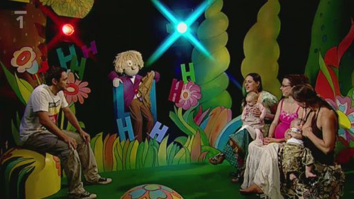 Haryho talkshow Na háčku se vrací! Dnešními hosty jsou tři členky kapely Yellow Sisters a jejich děti. Yellow Sisters zpívají písničku.