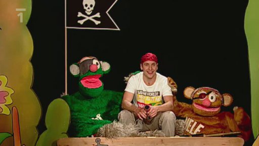 Martin, Jů a Hele probírají mluvení po pirátsku, aby se pořádně připravili na zítřejší den, kdy mluvíme jako piráti.