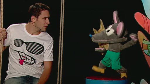 Tryskáček si hraje na velkého Kočičáka a Tryskomyšce se to nelíbí. Martin Tryskáčka usměrňuje.