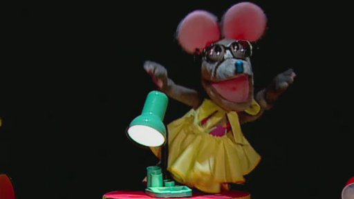 Tryskomyš vyrábí domácí sluníčko, Myšák ji pozoruje, vypadnou pojistky, Martin jim jde pomoci.