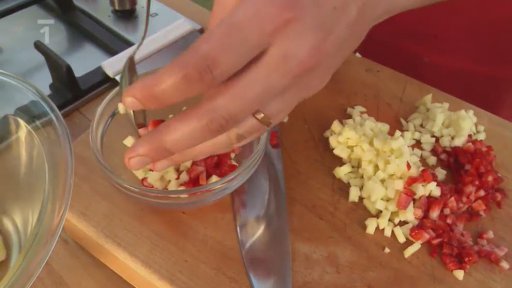 Karamelová jablíčka na grilu s jahodovou přílohou