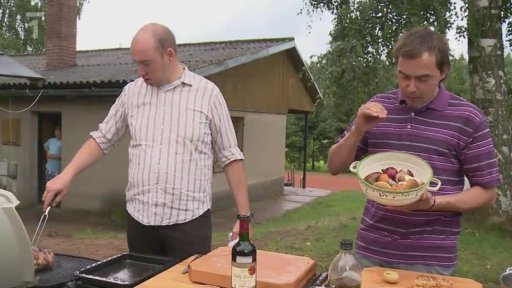 Jehnečí kýta na šalvěji špikovaná kořenovou zeleninou a selské bramnory