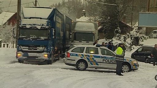 Na severu Čech komplikoval dopravu těžký mokrý sníh
