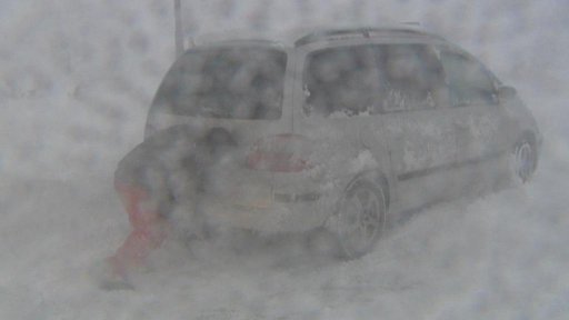 Vánice uzavřela silnici u Božího Daru