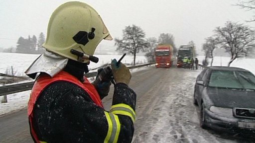 Desítky nehod a 9 zraněných lidí si vyžádalo sněžení na Vysočině