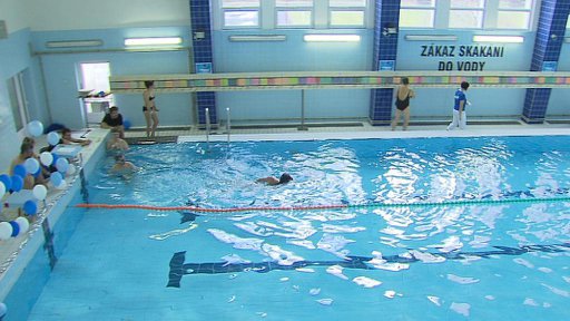 Pacienti rehabilitačních ústavu v Kladrubech a Hrabyni plavou přes pomyslný La Manche