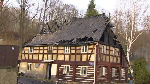 V Martiněvsi na Děčínsku hořela historická roubenka